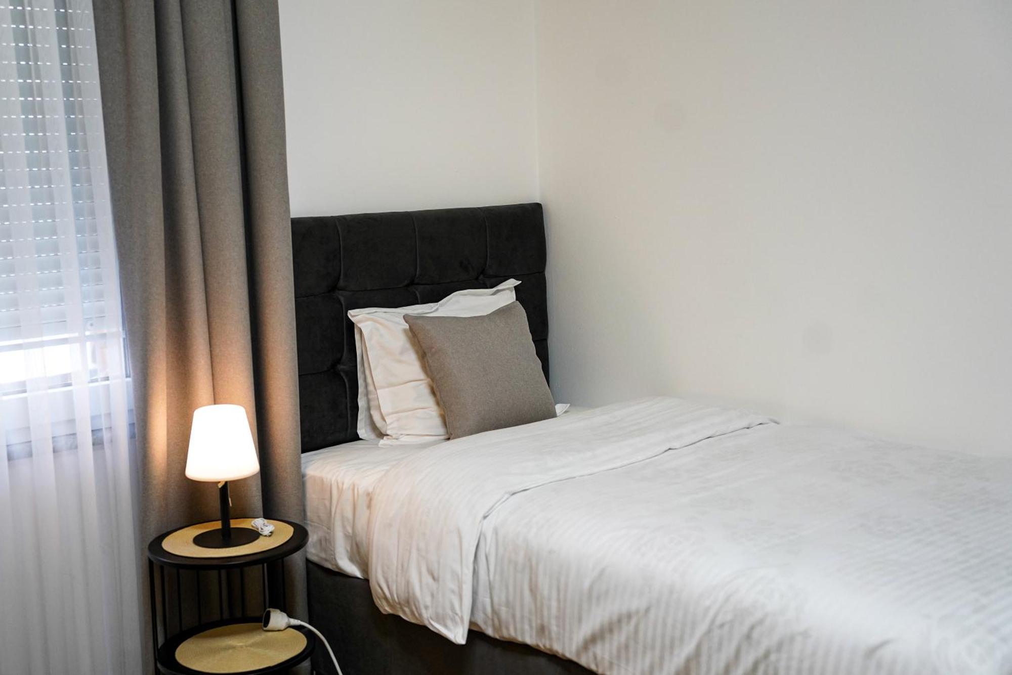 Ten Guest House Приштина Екстер'єр фото